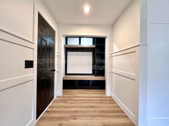 Building Photo - 1505 N Green Creek Rd