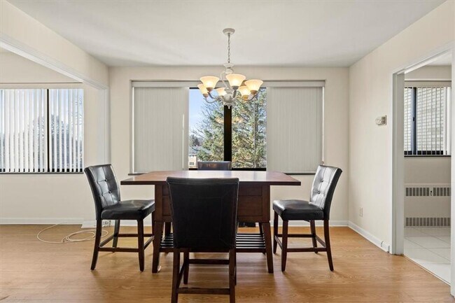 Building Photo - 2501 East Ave