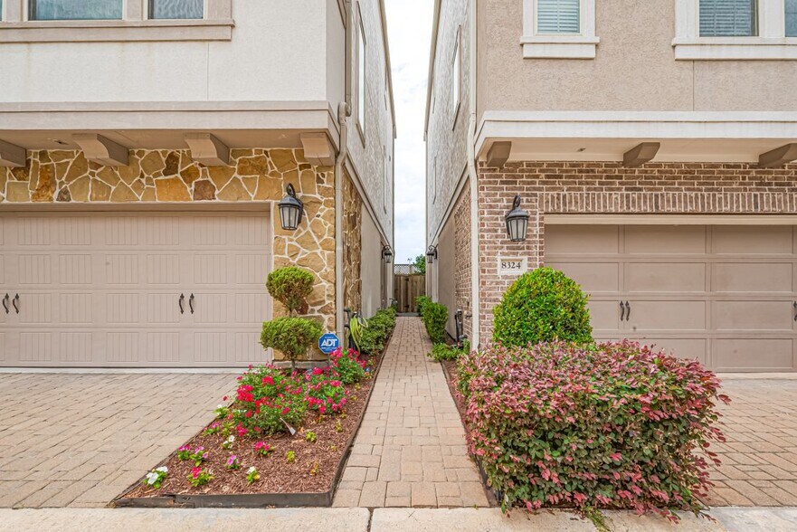 Building Photo - 8324 Hillendahl Blvd