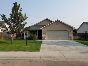 Building Photo - Caldwell 3 Bedroom 2 Bath home.