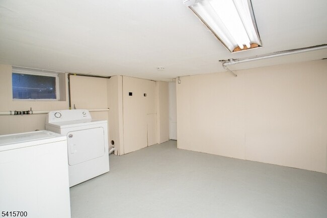 Building Photo - 27 Ashwood Ave