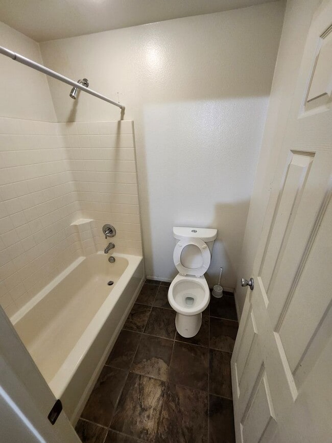 Building Photo - Beautiful two-story townhouse in Fontana G...