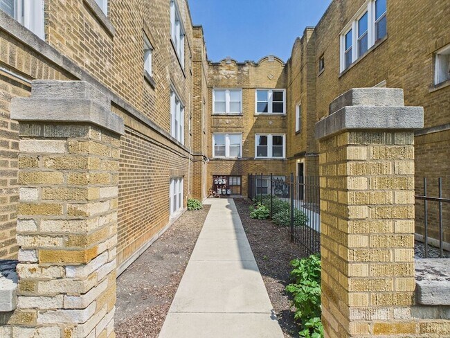 Building Photo - 4338 W Kamerling Ave