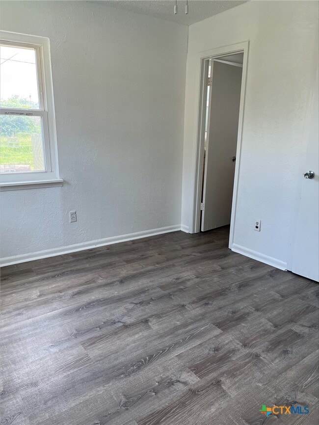 Building Photo - 505 Curry Ave