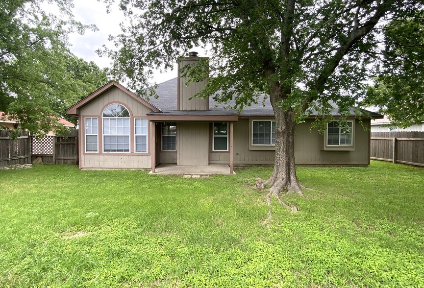Building Photo - 2707 Starling Dr