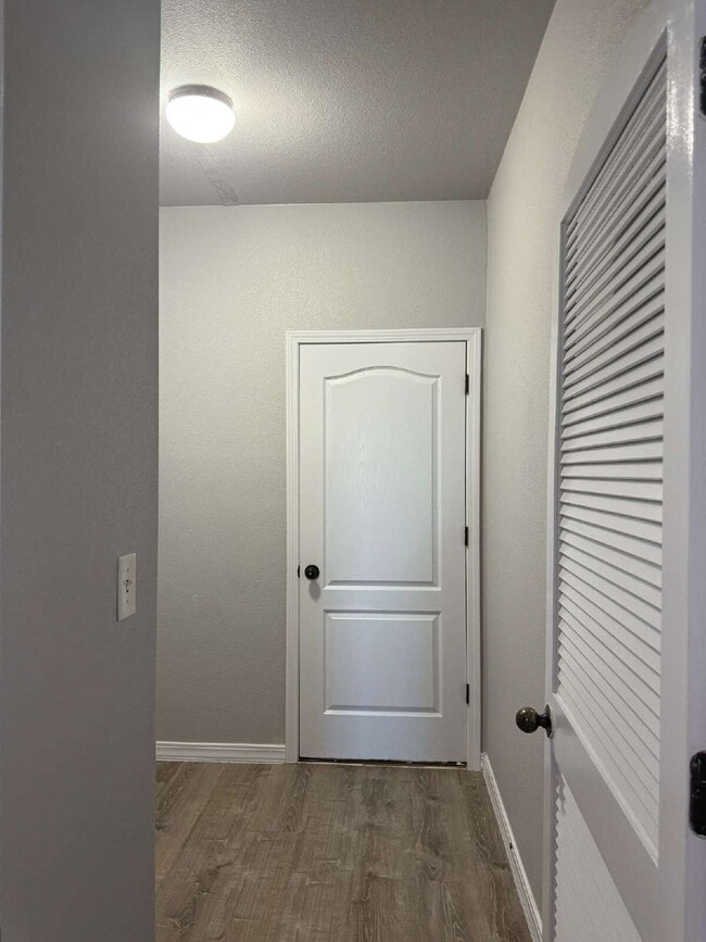 Building Photo - "Charming 3-Bedroom Retreat with 2 Full Ba...