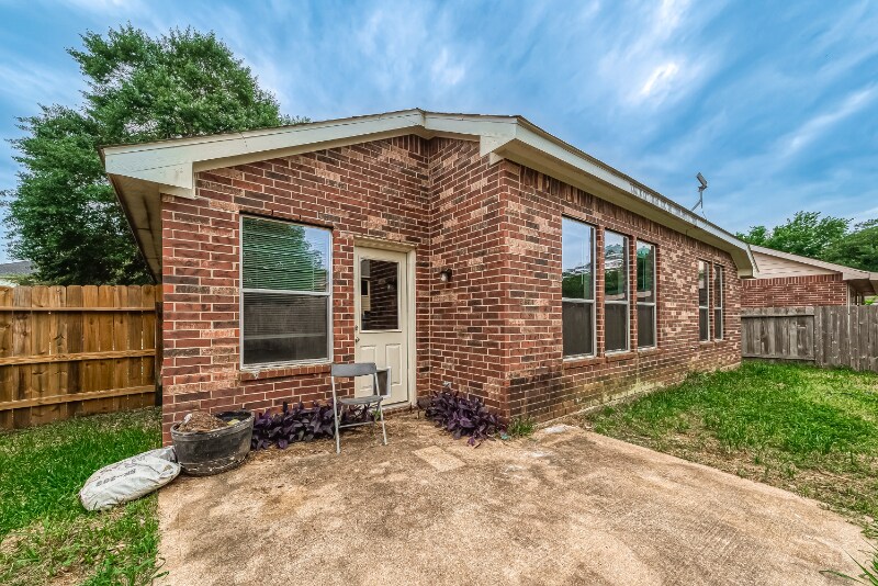 Building Photo - 18819 Knobby Oaks Pl