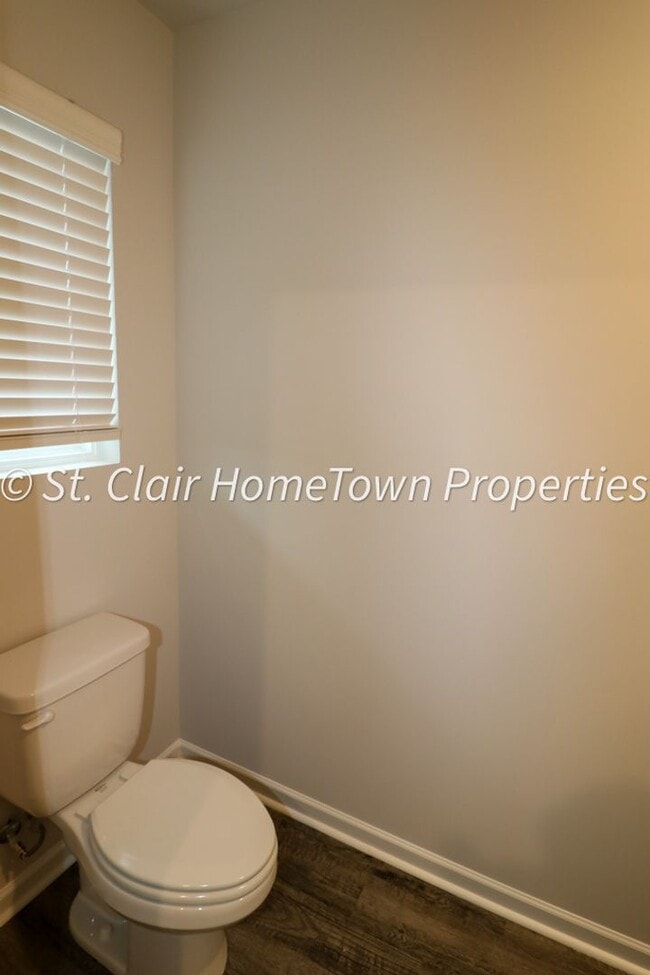 Building Photo - Lincoln Townhome