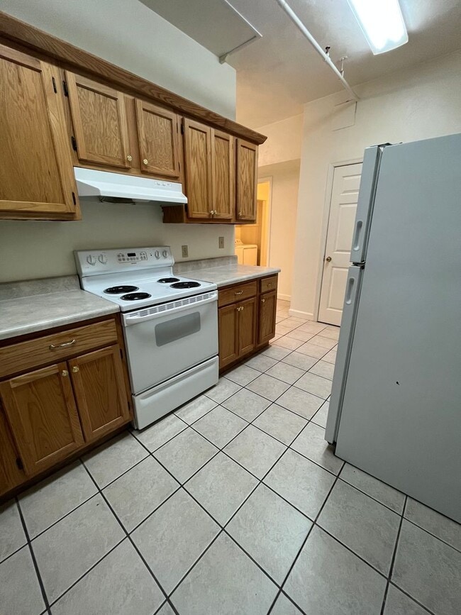 Building Photo - Prime location 2 Bedroom 1 Bath with Den D...