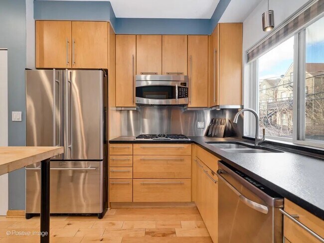 Building Photo - 1540 N Greenview Ave