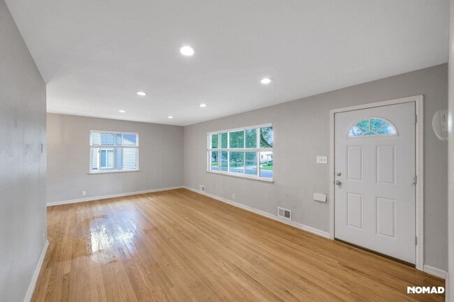 Building Photo - Spacious 3BR House in Denver