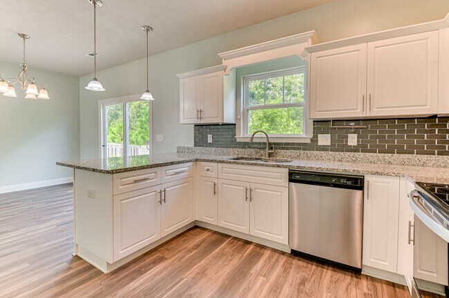 Building Photo - 140 Pebble Ln