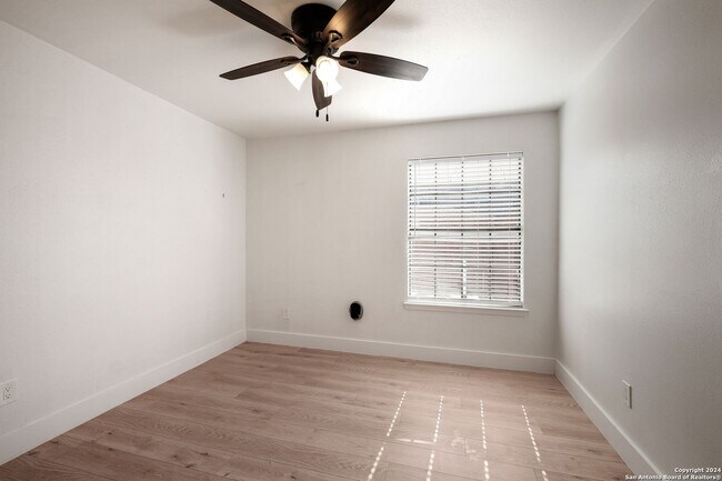 Building Photo - Charming 2/2 in the heart of Boerne!