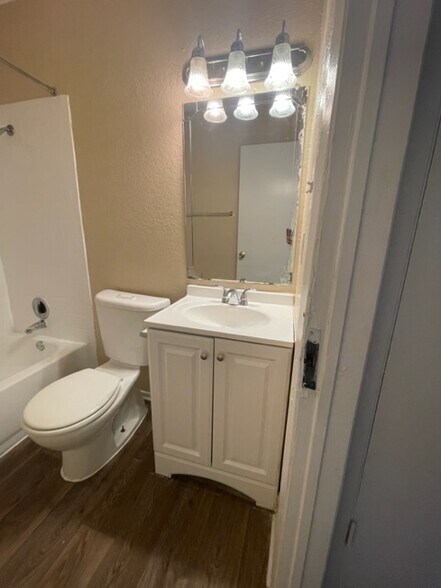 Building Photo - 3241 Bonnie Dr