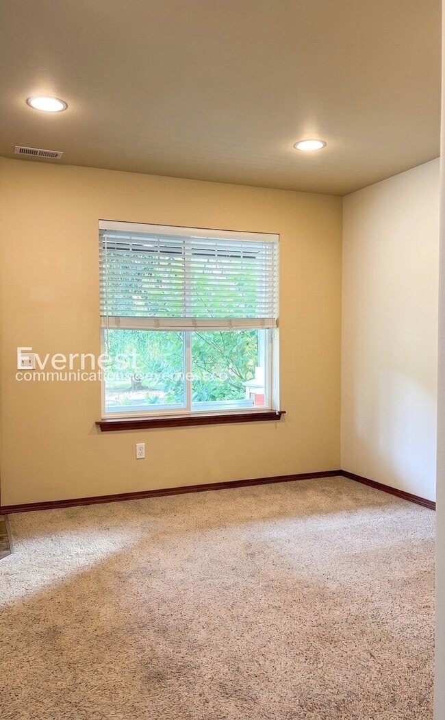 Building Photo - 3 Bed, 2.5 Bath Home with Fenced Yard & Garage / Pet-Friendly / Vouchers Accepted / Available Now!