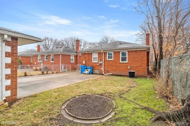 Building Photo - 3 br, 1 bath House - 8476 Riverview St