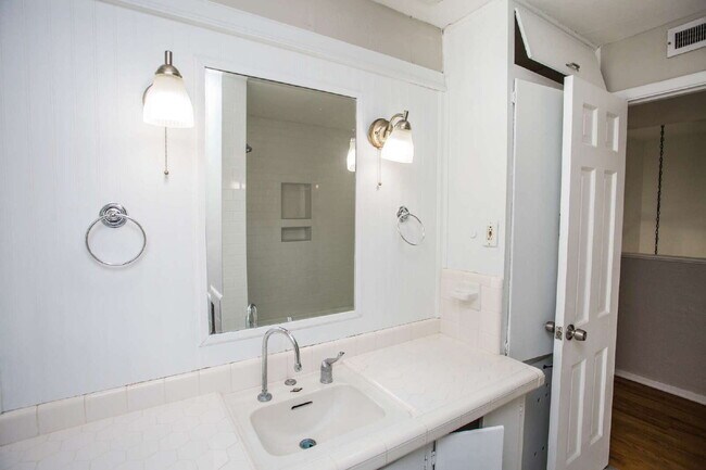 Building Photo - "Spacious 5-Bed Oasis with Granite Elegance & Hardwood Charm in Lubbock!"