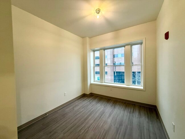 Building Photo - 1138 Elm St