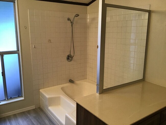 Building Photo - Large spacious 2Bd manufactured home avail...