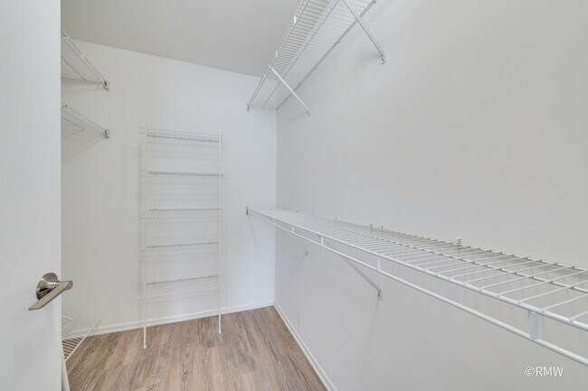 Building Photo - 460 Mayflower Ln