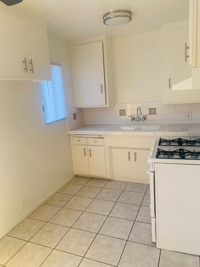 Building Photo - Cheerful and Spacious 1 bd/1bth Upstairs Unit