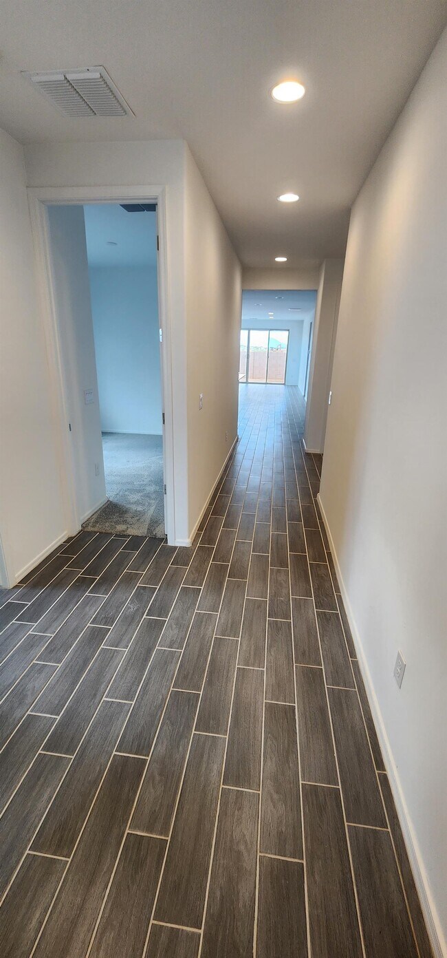 Building Photo - 7822 S Wolf Creek Dr