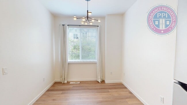 Building Photo - Prime Location, Directly Across From Nike Headquarters! Beautiful Townhouse, Two En-Suites, Centr...