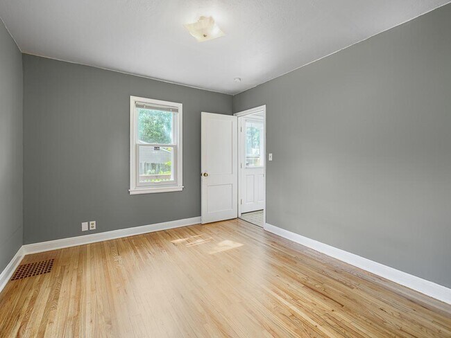 Building Photo - 6016 3rd Ave S