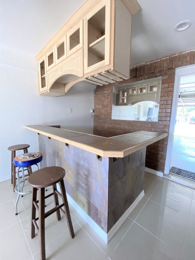 Building Photo - 3Bed/2 Bath Well kept and Upgraded! ( Mcal...