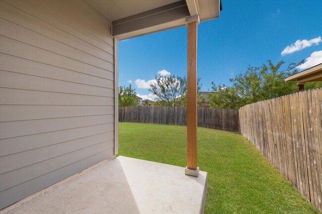 Building Photo - Well-Maintained Home with Modern Conveniences