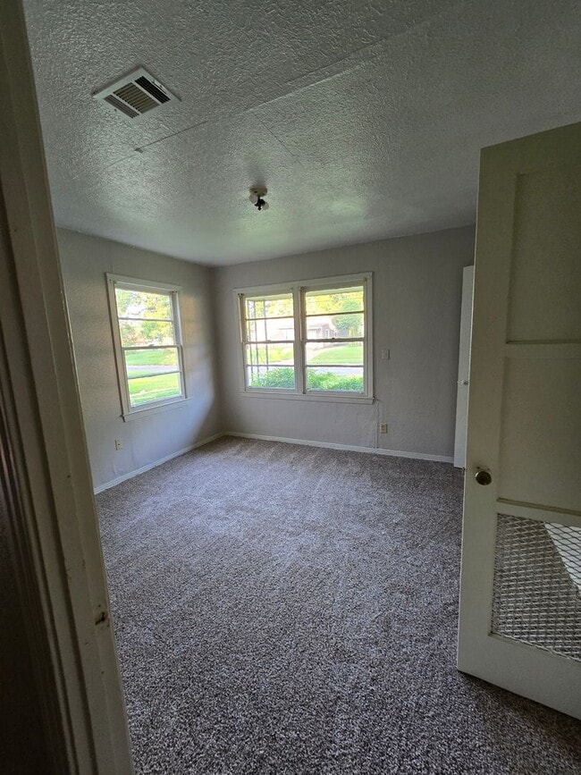 Building Photo - 2 bedroom 1 bathroom