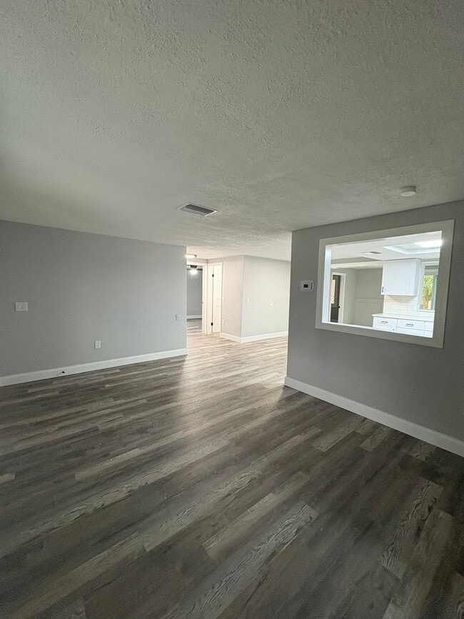 Building Photo - Fully Remodeled 3bed/2bath  Home with Bonus Room & Modern Upgrades