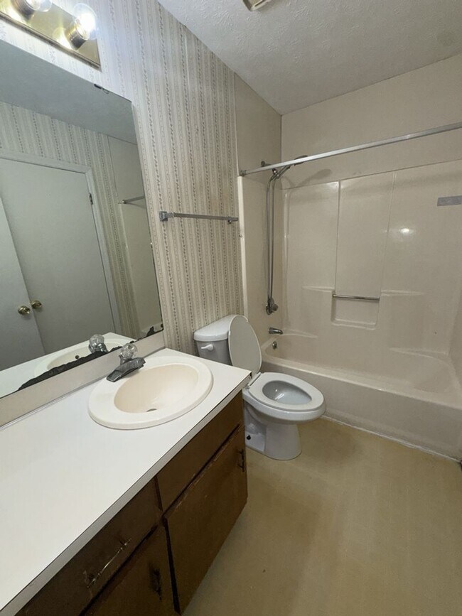 Building Photo - r3801d