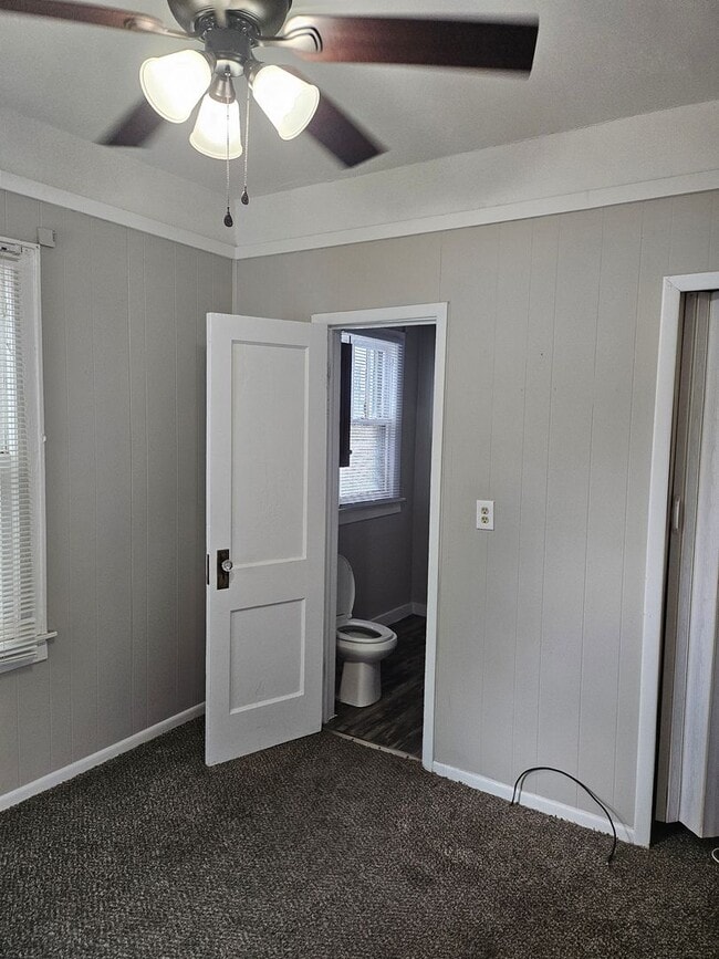 Building Photo - 2 bed one bath house with fenced in backyard