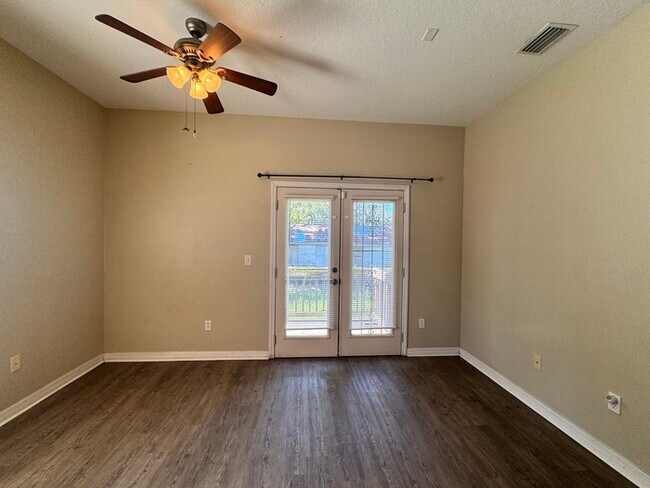 Building Photo - Charming 3-Bedroom Home with Modern Update...