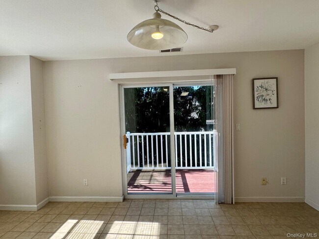 Building Photo - 25 Fairways Dr