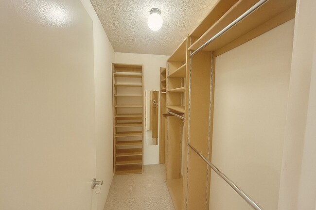 Building Photo - For Rent: 1 Bed / 1 Bath Condo in Lakeside...