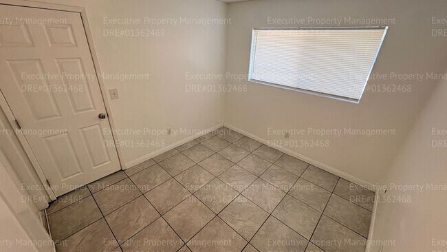 Building Photo - 2 bedroom 1.5 bathroom townhome