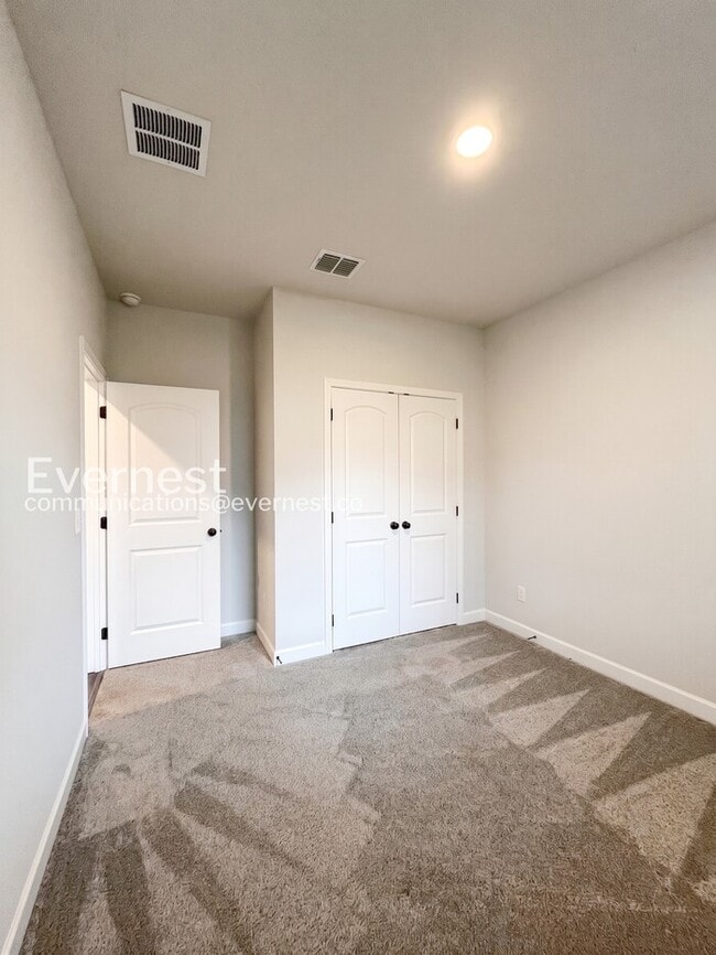 Building Photo - 4 Bed/3 Bath Home with Fenced Yard / Pet-Friendly / Available Now!