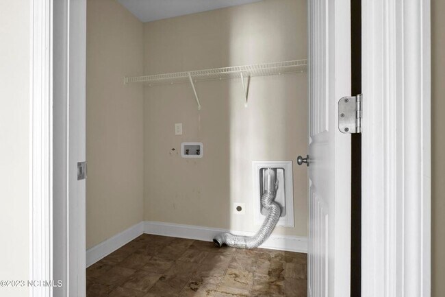 Building Photo - 519 Everett Glades