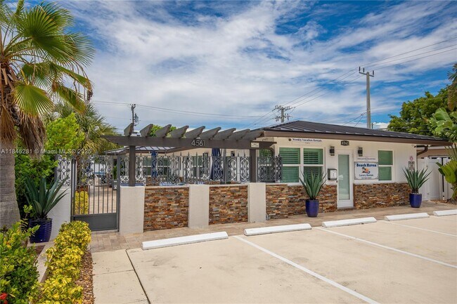 Building Photo - 4561 Poinciana St
