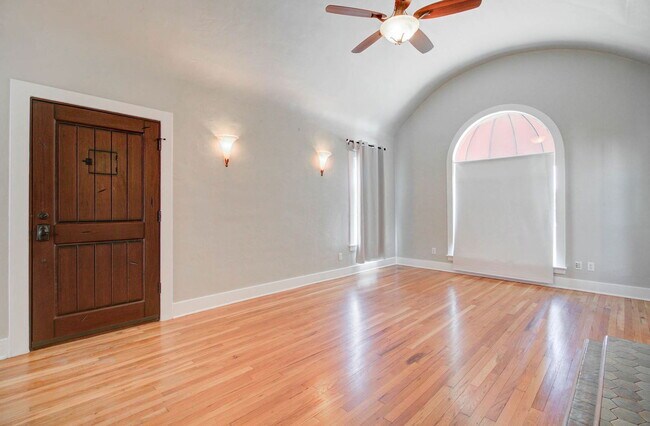Building Photo - 1310 W Lynwood St