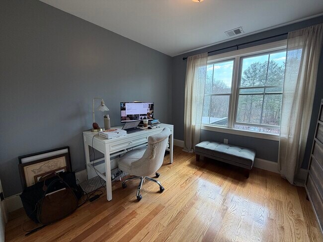 Building Photo - 324 East St