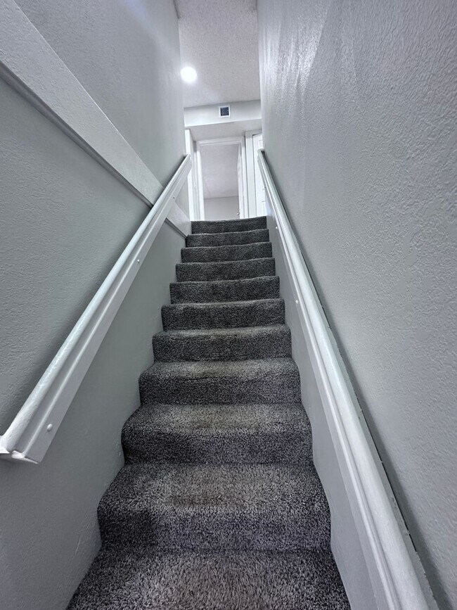 Building Photo - LARGE 3 BED/2.5 BA IN CORAL SPRINGS! Up to 3-Months Off!