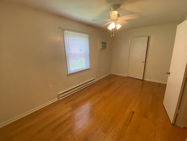 Building Photo - Lovely 1 Bedroom Apartment Near Duke West and Hospital