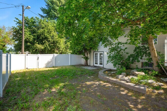 Building Photo - 806 S Adams Rd