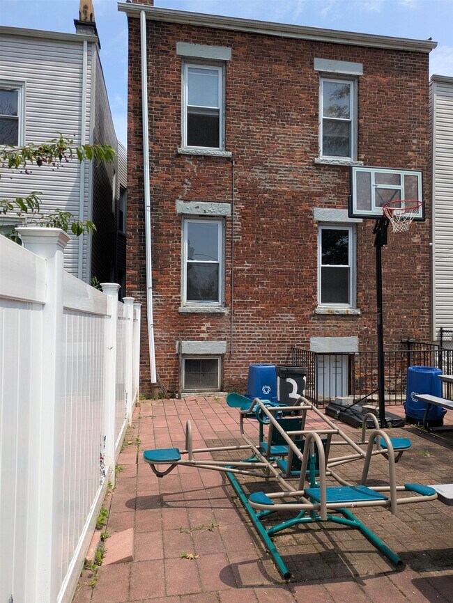Building Photo - 231 Bayview Ave