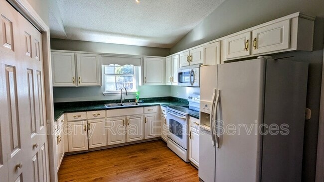 Building Photo - 215 Gordon St