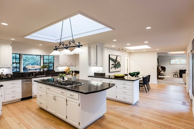 Building Photo - Luxurious Short Term Lease in Atherton: Ov...