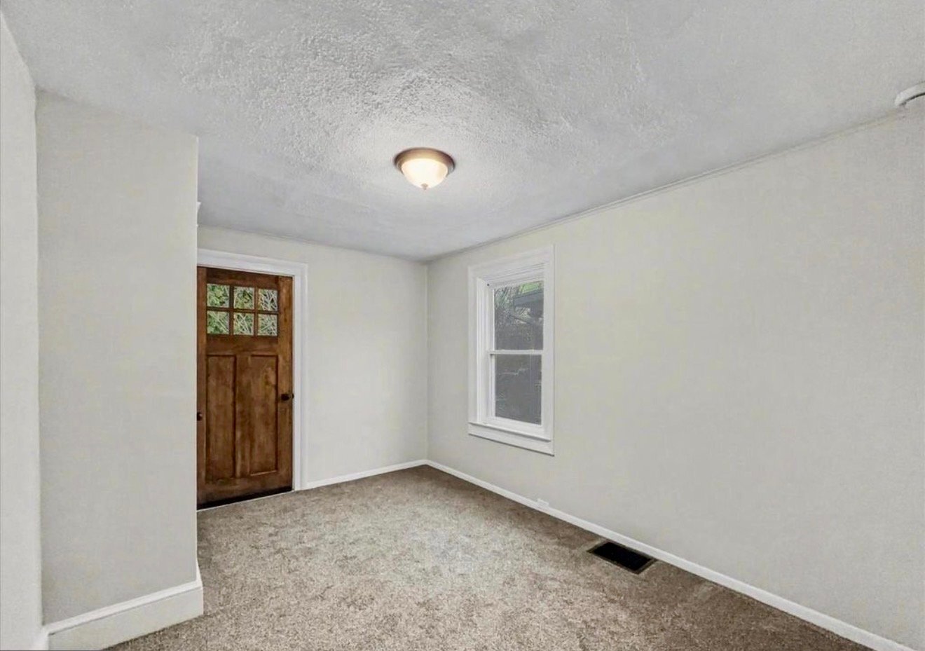 Building Photo - 596 N Plum St